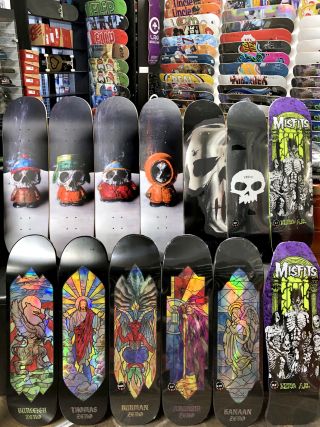 @zeroskateboards 💀 Stained Glass, Southpark, Misfits a další... Nabíhej na krám! E-shop link v biu🔗 kamenná prodejna...